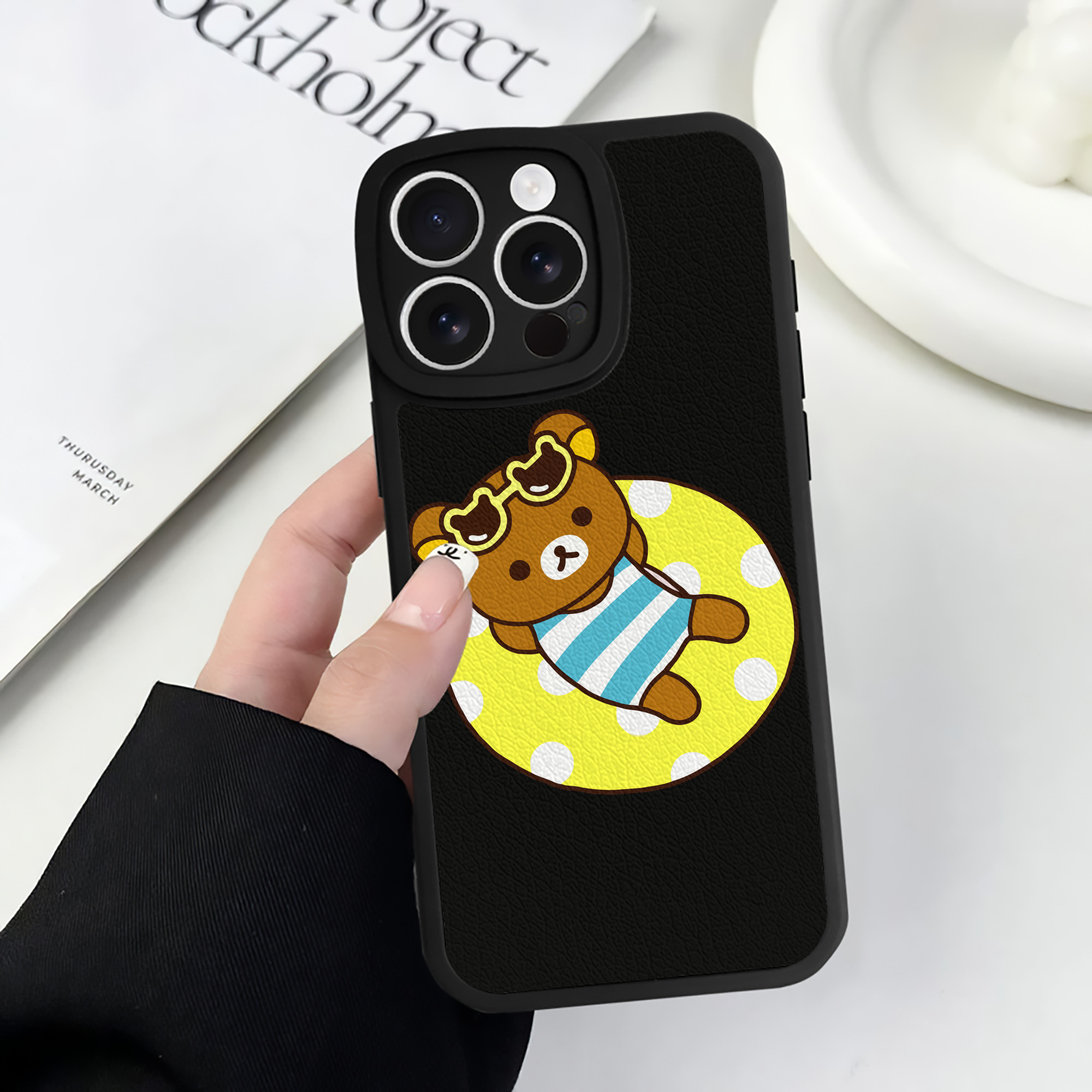 （画像用） リラックマ リラックマ キイロイトリ Rilakkuma Korilakkuma Kiiroitori 【iPhone 16シリーズ対応】シリコンスマホケース（レザー調） 材質：シリコン